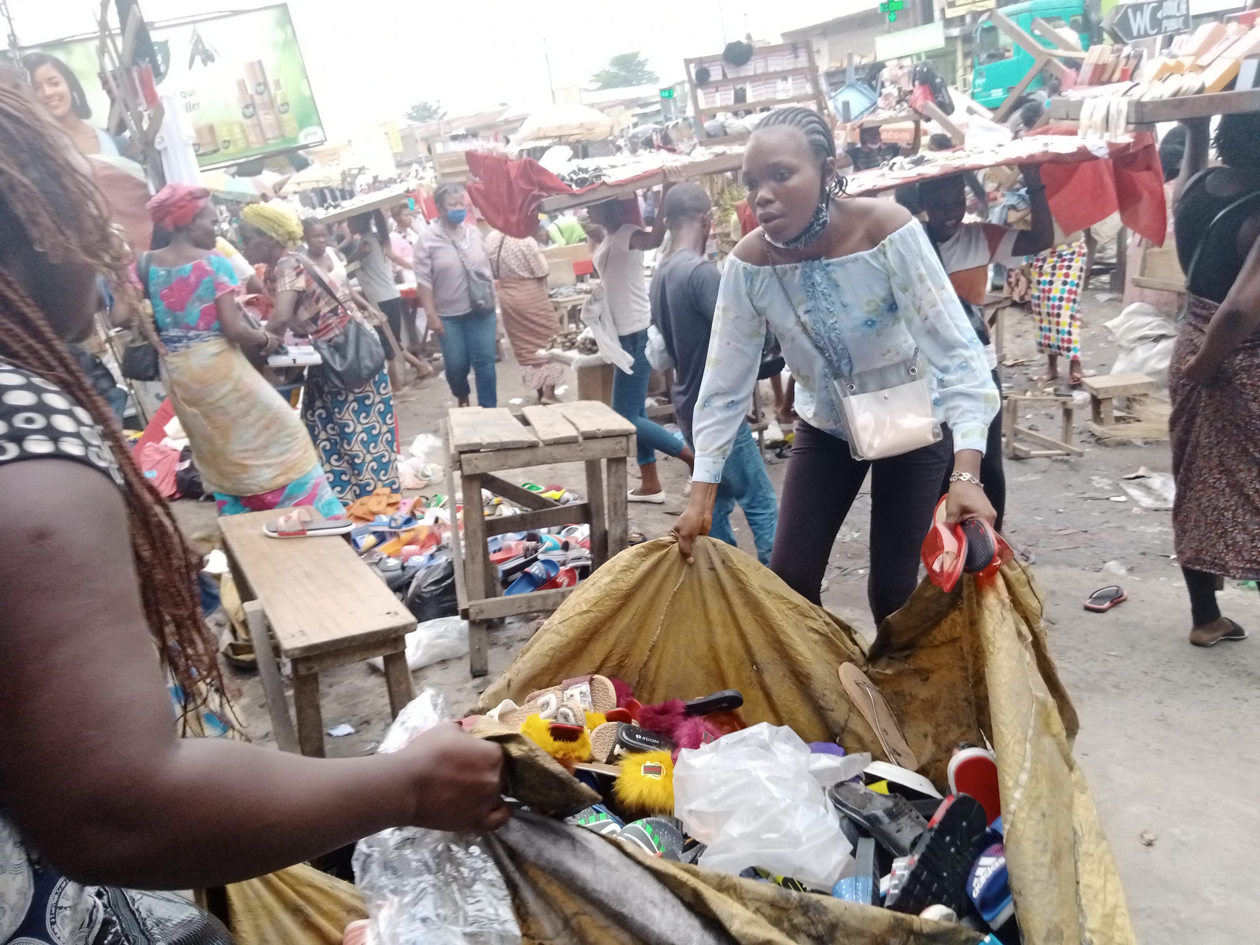 État d’urgence : À Kinshasa, la mesure suspendant la vente des produits autres que les denrées alimentaires foulée aux pieds
